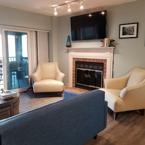 Una televisión, una chimenea