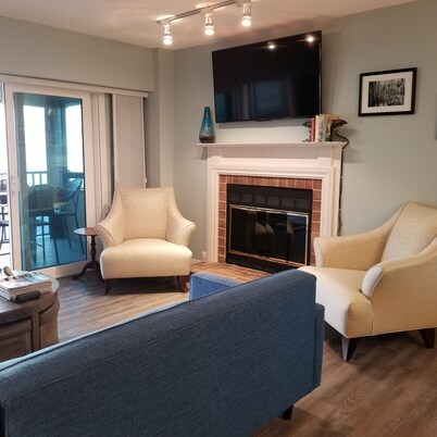 3-bedroom Beach Condo in pleasant Indian Shores, heated pool, white sandy beach