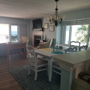 Dining - Beach Life: You are ON The BEACH!  3-bdrm Condo , heated pool, white sandy beach (Indian Shores)