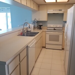 Microondas, placa de cocina y lavavajillas