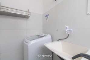 Basic Apartment | Bathroom