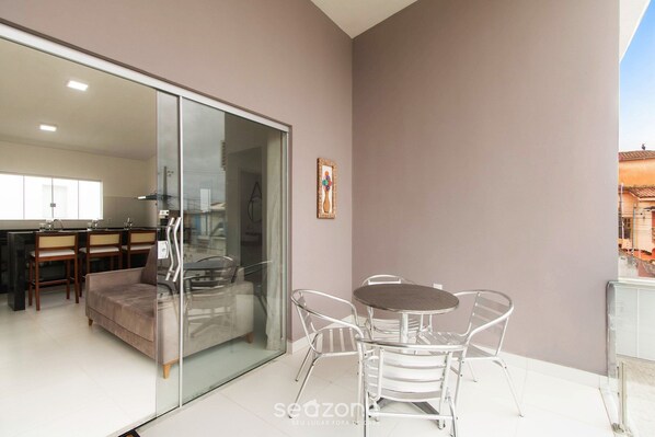 Basic Apartment | Dining
