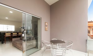A modern kitchen with a dining area. - Fully Equipped Apartments in a Condo With a Pool, 750m From the Beach - Vifs (Porto Seguro)