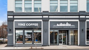 Een gebouw met twee koffiebars, Yinz Coffee en Pittsburgh's Favorite Coffee, op nummer 5607.