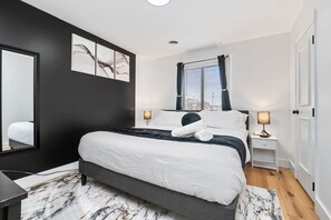 2 slaapkamers, een bureau, een strijkplank/strijkijzer, reisbedje
