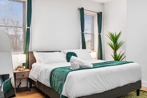 2 bedrooms, desk, iron/ironing board, travel cot - Spacious 3 BR Suite w/ Office! Central + Parking (Pittsburgh)