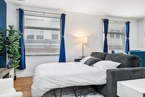 1 bedroom, desk, iron/ironing board, travel cot - Cozy King Suite|Central, Workspace + Free Parking (Pittsburgh)