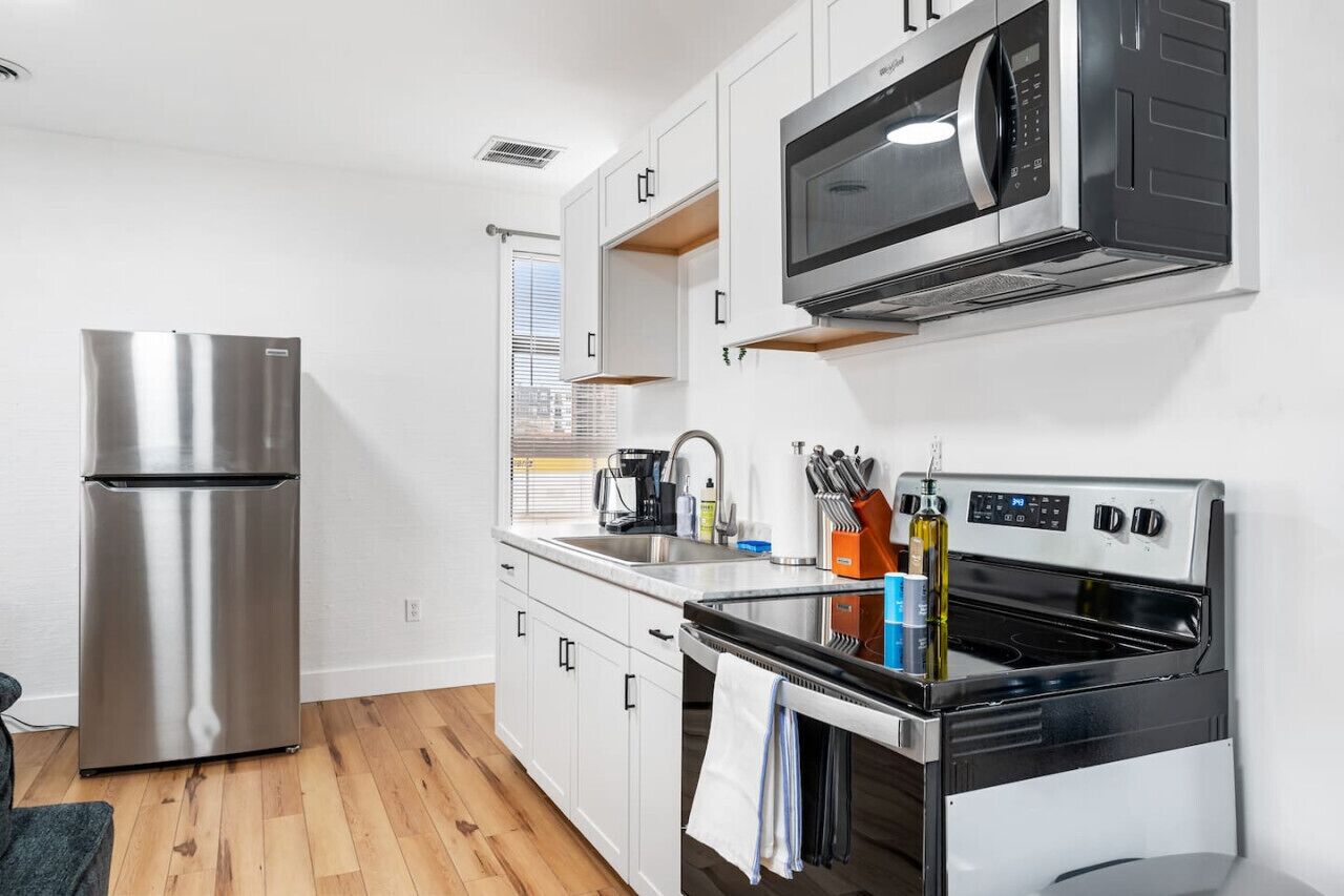 Een koelkast, een microgolfoven, een oven, een kookplaat