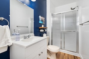 Hair dryer, towels - Cozy King Suite|Central, Workspace + Free Parking (Pittsburgh)