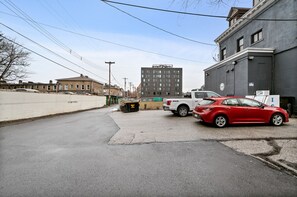 Property grounds - Cozy King Suite|Central, Workspace + Free Parking (Pittsburgh)