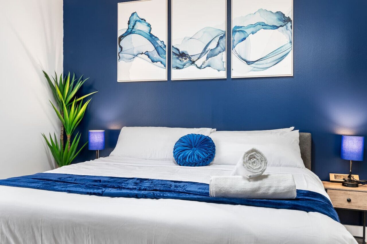 1 soverom, skrivebord, strykejern/-brett og reiseseng for barn