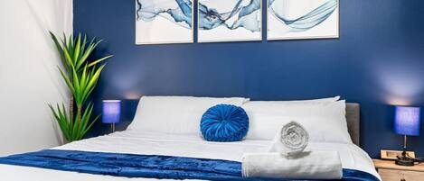 1 chambre, bureau, fer et planche à repasser, lit parapluie