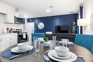 Dining - Cozy King Suite|Central, Workspace + Free Parking (Pittsburgh)