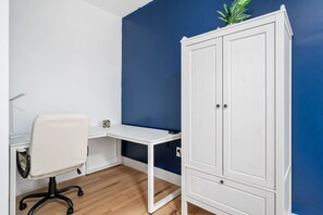Interior - Cozy King Suite|Central, Workspace + Free Parking (Pittsburgh)