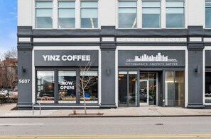 Exterior - Cozy King Suite|Central, Workspace + Free Parking (Pittsburgh)