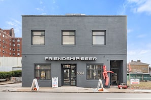 Exterior - Cozy King Suite|Central, Workspace + Free Parking (Pittsburgh)