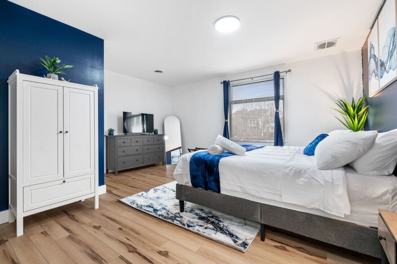 1 slaapkamer, een bureau, een strijkplank/strijkijzer, reisbedje