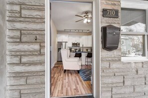 Fridge, microwave, oven, stovetop - Upscale Double King Bed Suite ~ Steps from Walnut! (Pittsburgh)