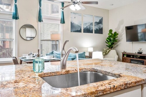 Stunning 2 BR King Bed Suite ~ Steps from Walnut