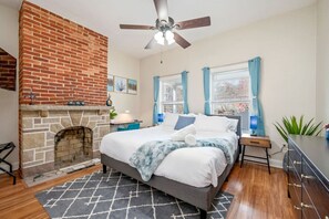 2 makuuhuonetta, työpöytä, silitysrauta/-lauta, vauvan matkasänky