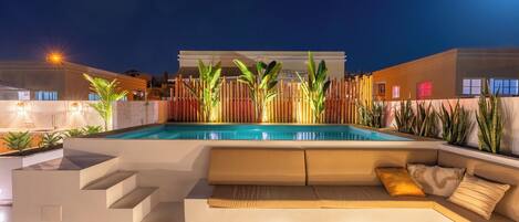 Een buitenzwembad en een verwarmd zwembad