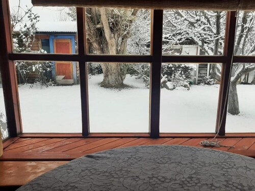 Peaceful Cabin Steps from the Lake – Safe Retreat Near Bariloche