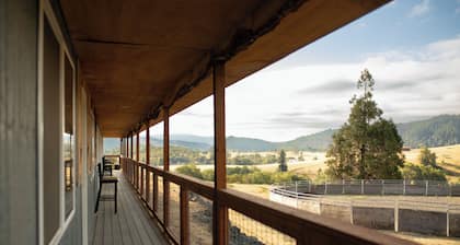 Bunkhouse Bear Room -Private Studio Retreat