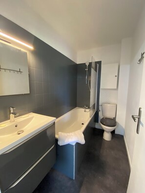 Secadora de cabello, toallas, papel de baño 