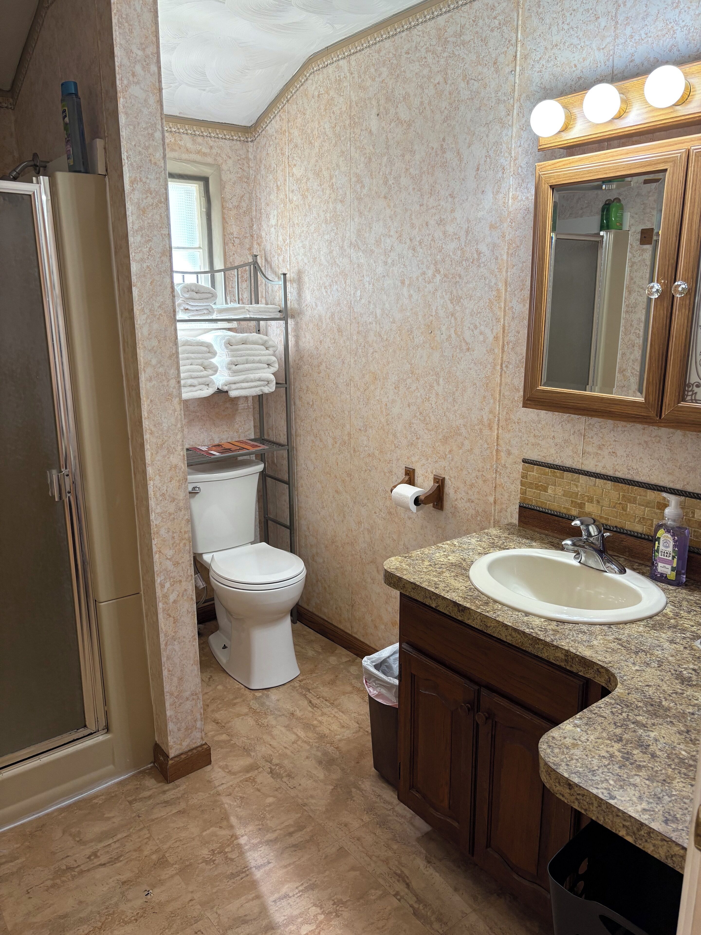 Een douche, een haardroger, handdoeken, zeep