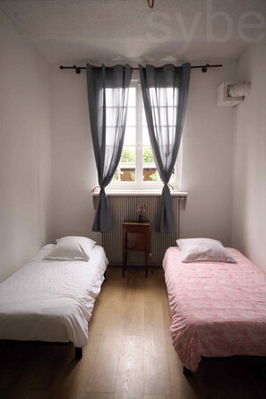 9 bedrooms, WiFi, bed sheets