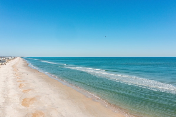 Nær stranden og solsenger