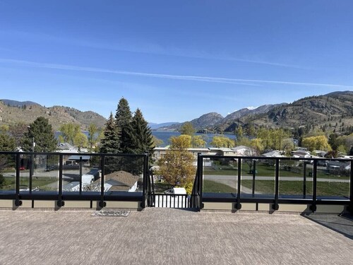 Modern 2BR w/ Rooftop Sauna, BBQ & Lake Views