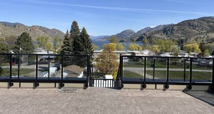 Modern 2BR w/ Rooftop Sauna, BBQ & Lake Views
