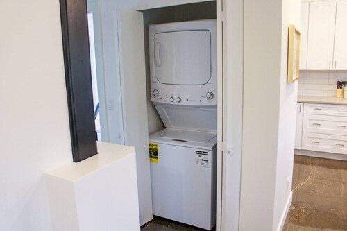 Modern 2BR w/ Rooftop Hot Tub, Sauna & Lake Views