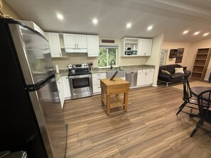 Mikrobølgeovn, ovn, kokeplater og oppvaskmaskin