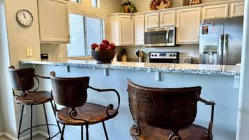 ثلاجة، ميكروويف، فرن، موقد طهي مسطح