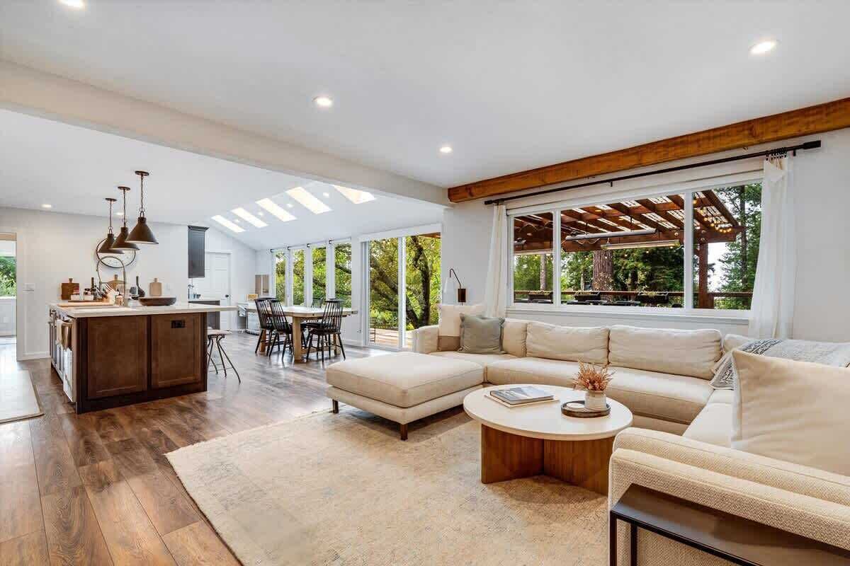 Smart-TV, Kamin, Bücher, Computerbildschirme