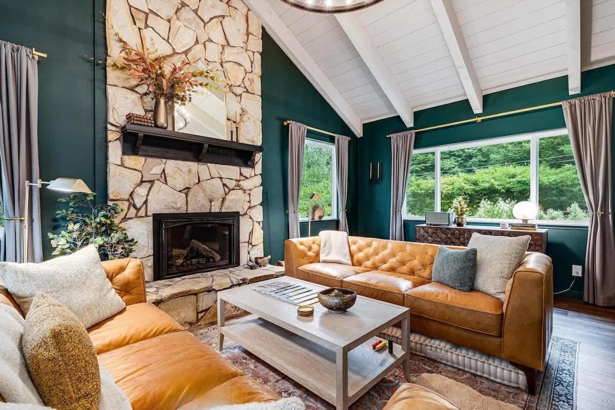 Smart-TV, Kamin, Bücher, Computerbildschirme