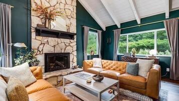 Smart-TV, Kamin, Bücher, Computerbildschirme