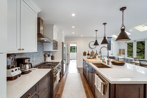 Fridge, microwave, oven, stovetop - Elks Landing | Wine Tastings Included (Sebastopol)