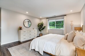 Desk, iron/ironing board, travel cot, free WiFi - Elks Landing | Wine Tastings Included (Sebastopol)