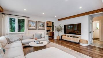 Een smart-tv, een open haard, boeken en een computerscherm