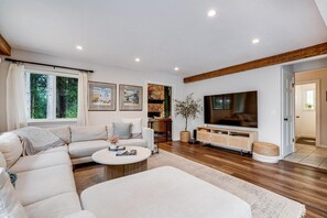 Smart TV, fireplace, books, computer monitors - Elks Landing | Wine Tastings Included (Sebastopol)