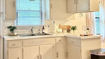 Køleskab, mikrobølgeovn, ovn, kogeplade