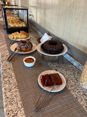 Café da manhã com buffet grátis todos os dias