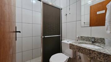 Quarto quádruplo standard | Banheiro | Chuveiro, toalhas de banho, papel higiênico