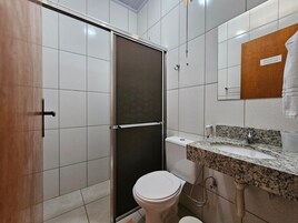Quarto quádruplo standard | Banheiro | Chuveiro, toalhas de banho, papel higiênico