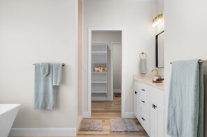Shower, hair dryer, towels, soap - Modern Farmhouse Retreat - Leon's Crossing (Giddings)