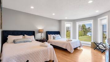 4 bedrooms, desk, iron/ironing board, travel crib