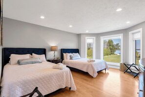 4 bedrooms, desk, iron/ironing board, travel crib